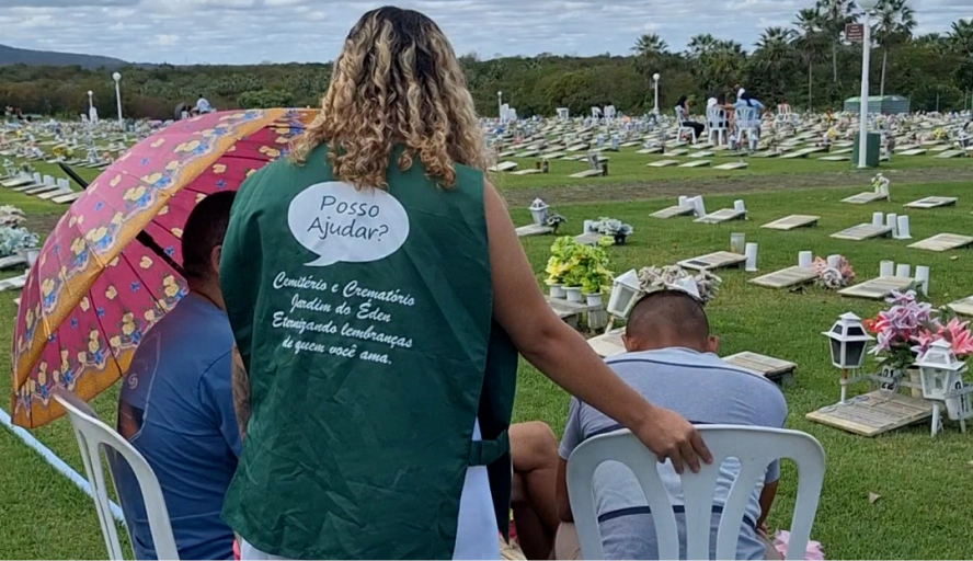 Uma de nossas atendentes auxiliando pessoas