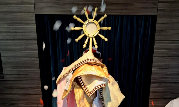 Padre ministrando Missa