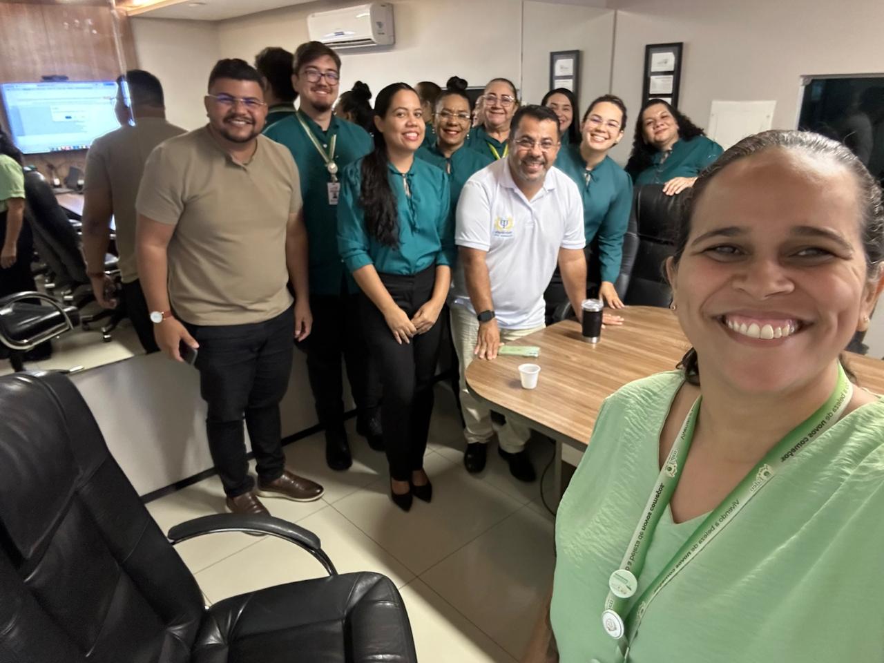 Equipe reunida em palestra de conscientização ao setembro amarelo