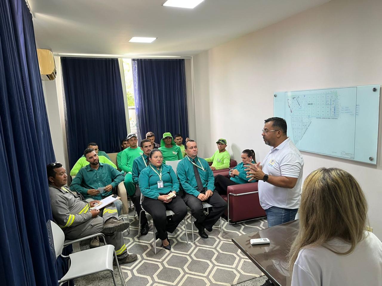 Equipe reunida em palestra de conscientização ao setembro amarelo