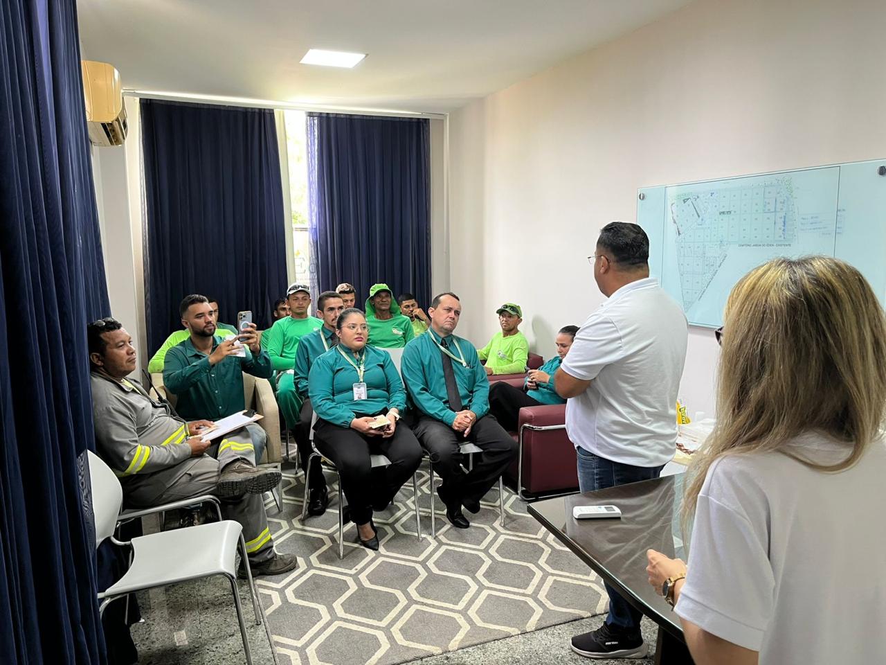 Equipe reunida em palestra de conscientização ao setembro amarelo
