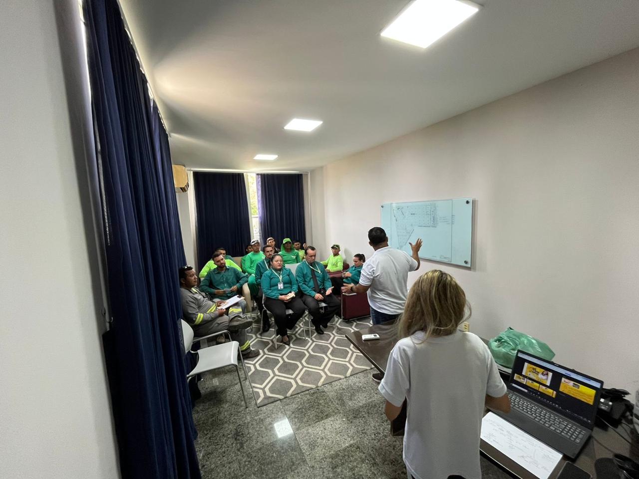 Equipe reunida em palestra de conscientização ao setembro amarelo