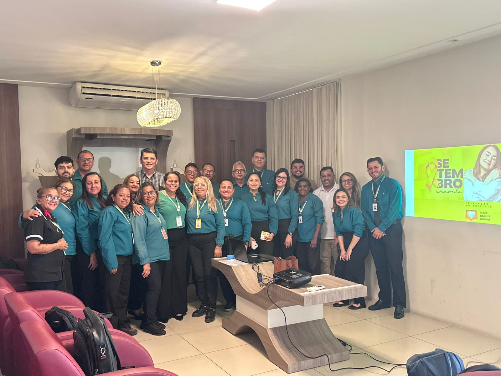 Equipe reunida em palestra de conscientização ao setembro amarelo