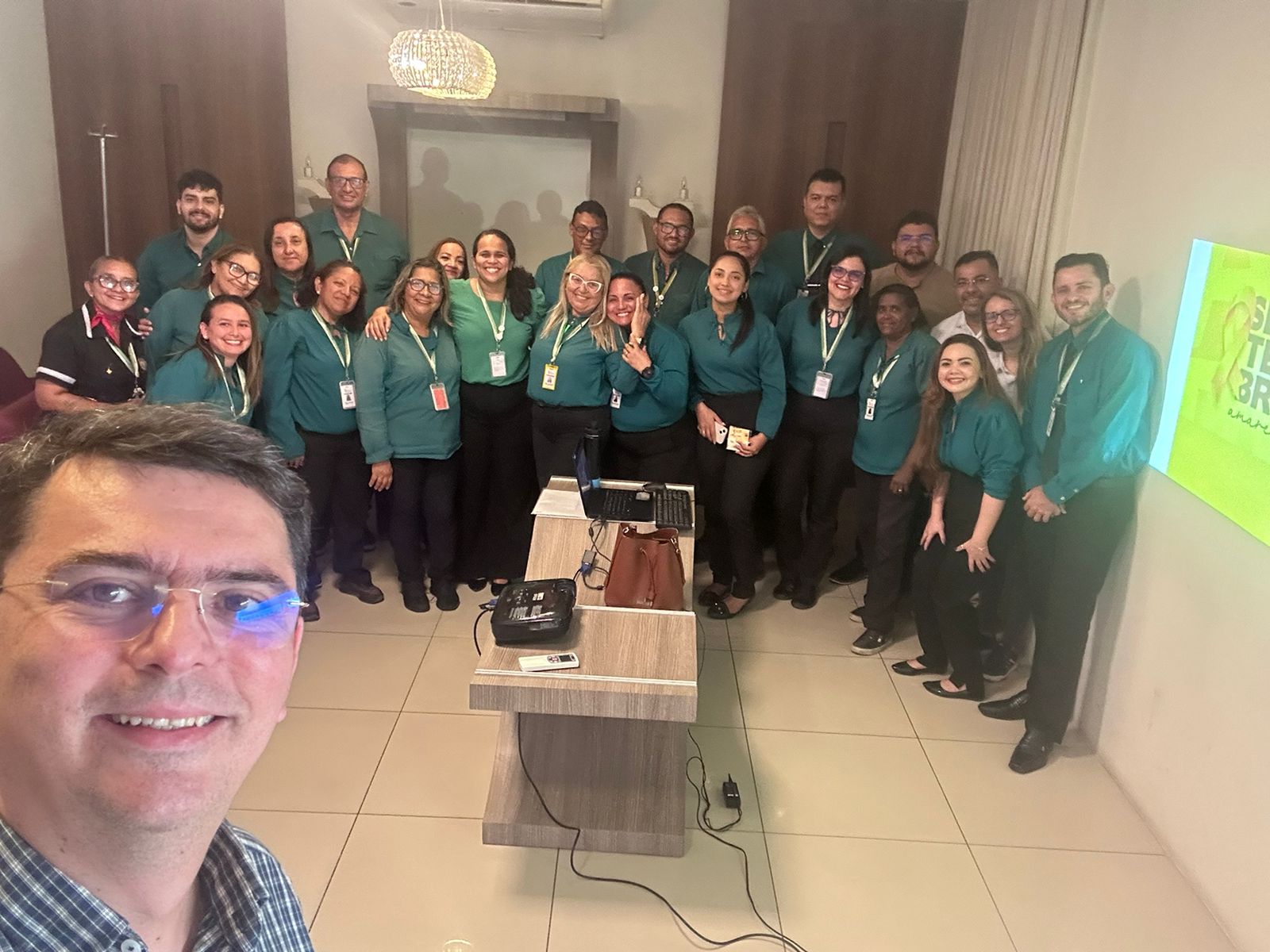 Equipe reunida em palestra de conscientização ao setembro amarelo